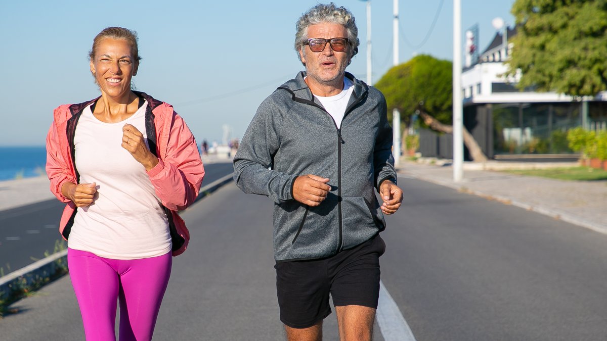 Andar em ritmo moderado a acelerado eleva a frequência cardíaca e ativa a zona de queima de gordura