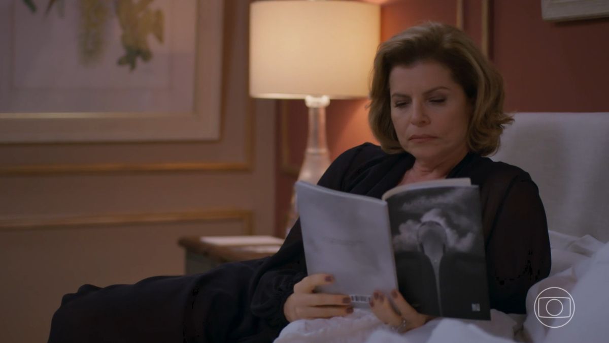 Odete Roitman (Débora Bloch) leu livro de autoajuda antes de morrer