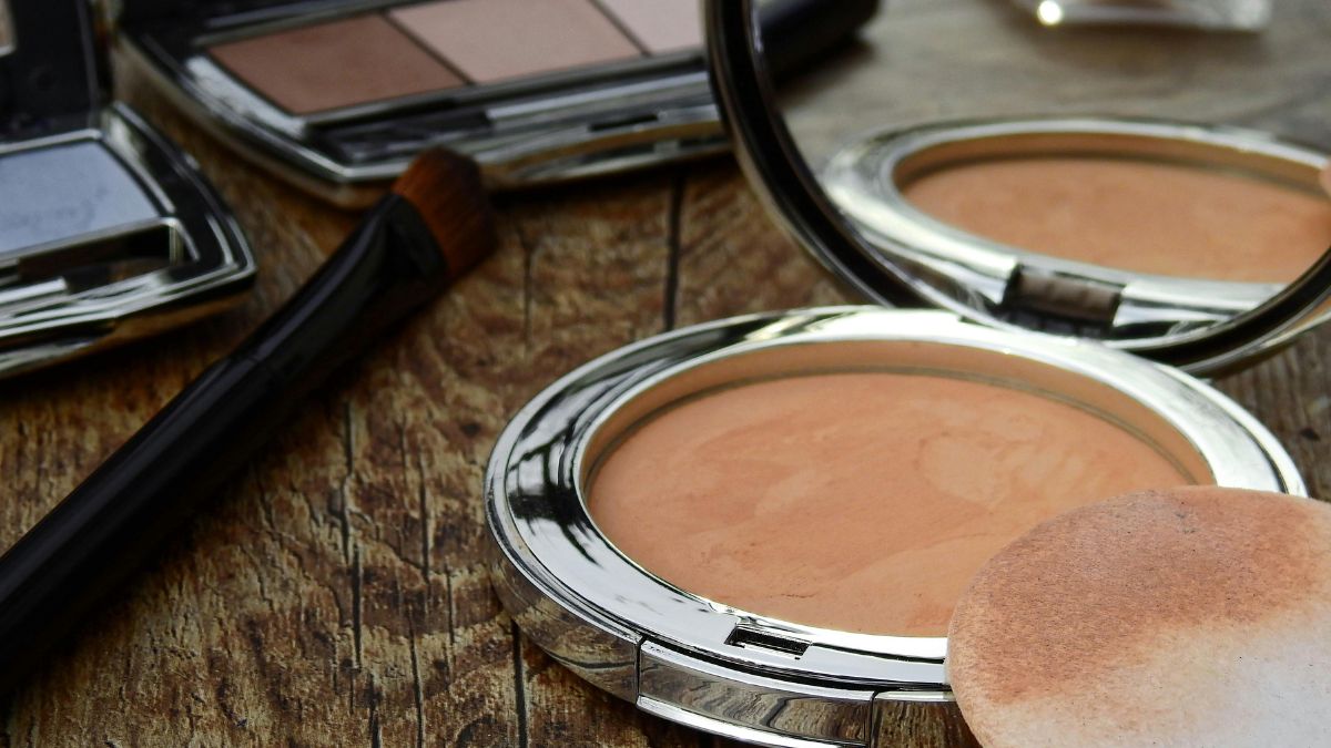 Anvisa recolhe cosméticos de marcas famosas e suspende venda; veja a lista