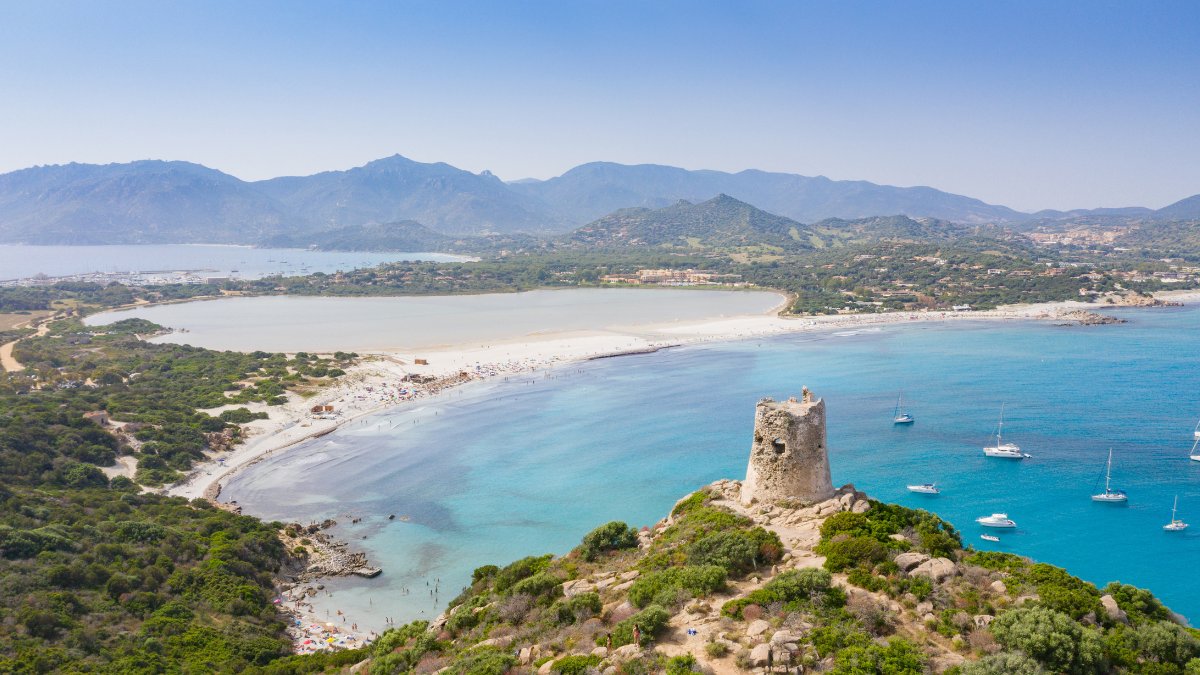 Torre de Porto Giunco, com vista para a praia e o lago Stagno di Notteri, um dos cenários mais deslumbrantes do sul da Sardenha