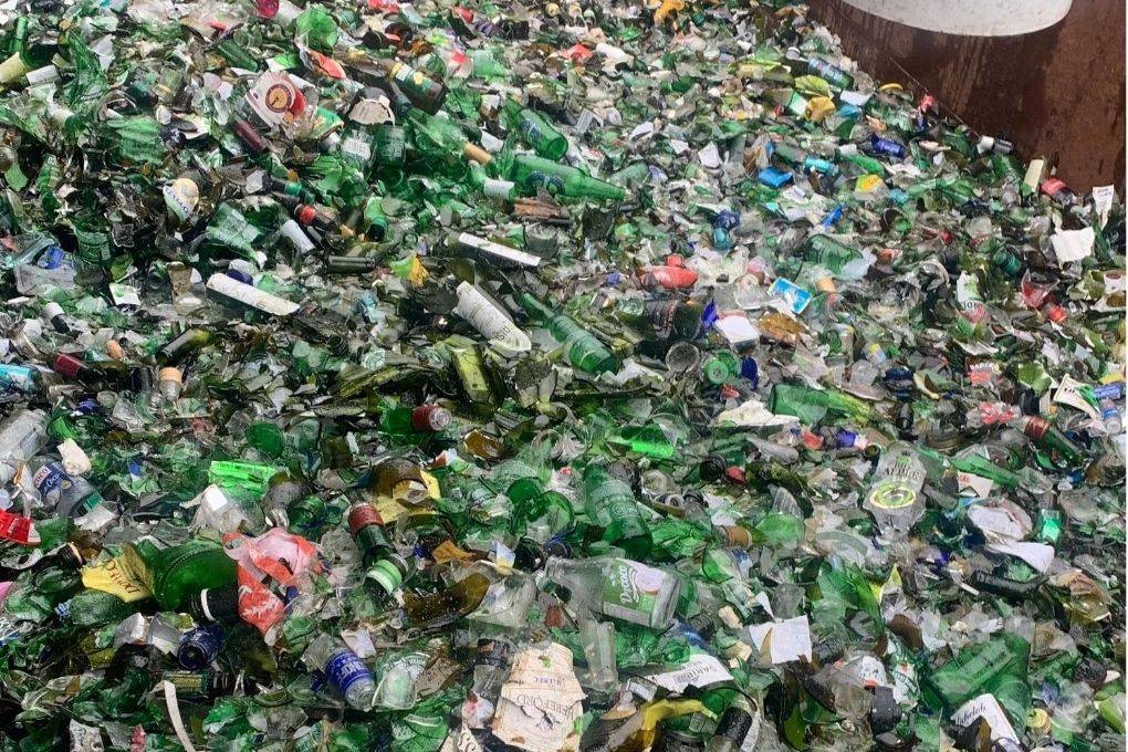 As garrafas passam por um processo de triagem, limpeza e retirada de rótulos, tampas e outros resíduos. Em seguida, são trituradas em pequenos fragmentos que podem ser reaproveitados como matéria prima na fabricaçã