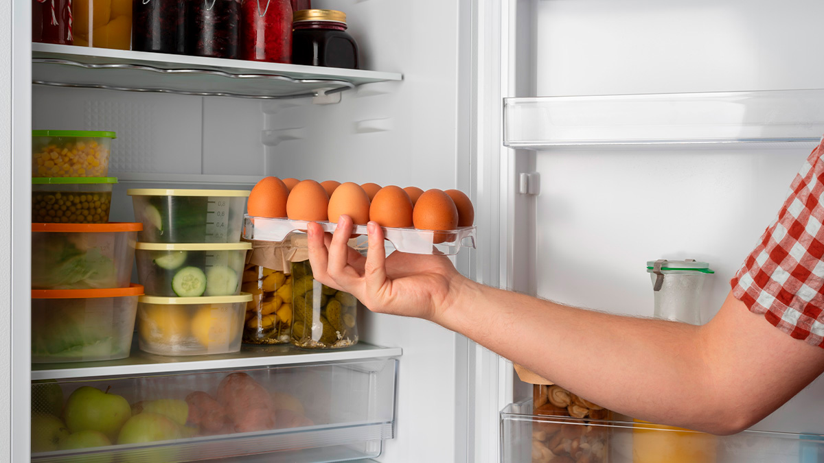 O condensador é uma grade metálica localizada na parte traseira ou inferior da geladeira