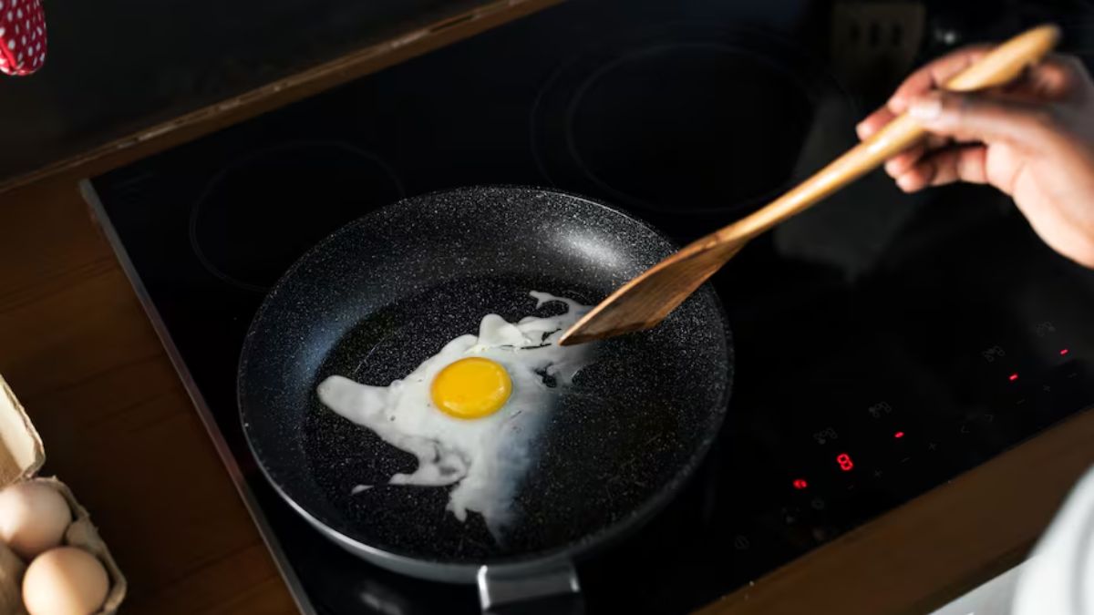 O vinagre pode melhorar o sabor dos ovos em diferentes preparos, incluindo fritura