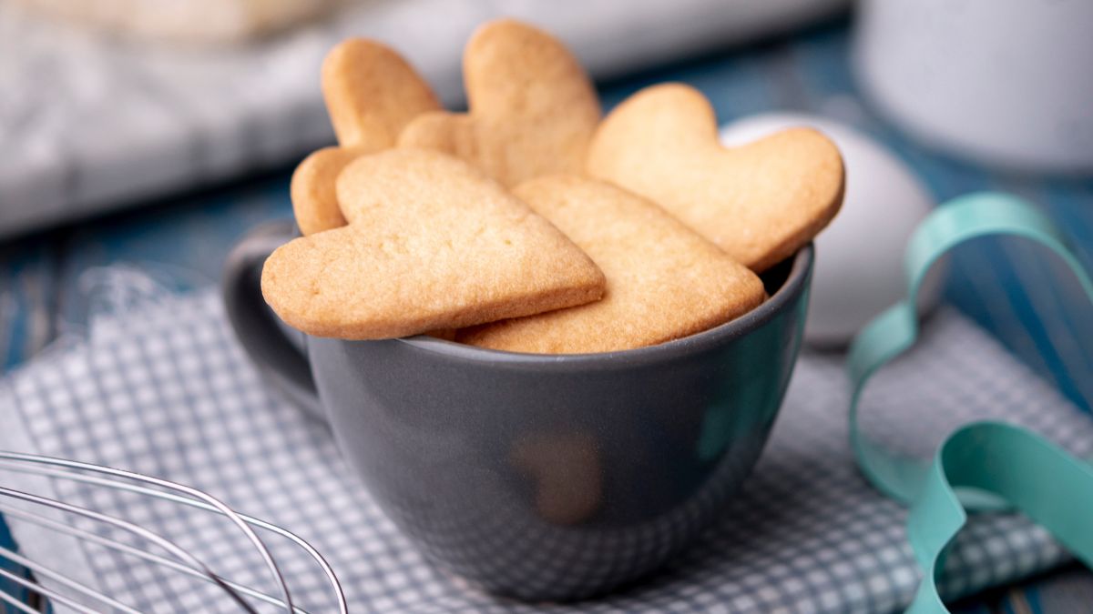 Receita rende 12 bolachas com textura macia por dentro e levemente crocante por fora