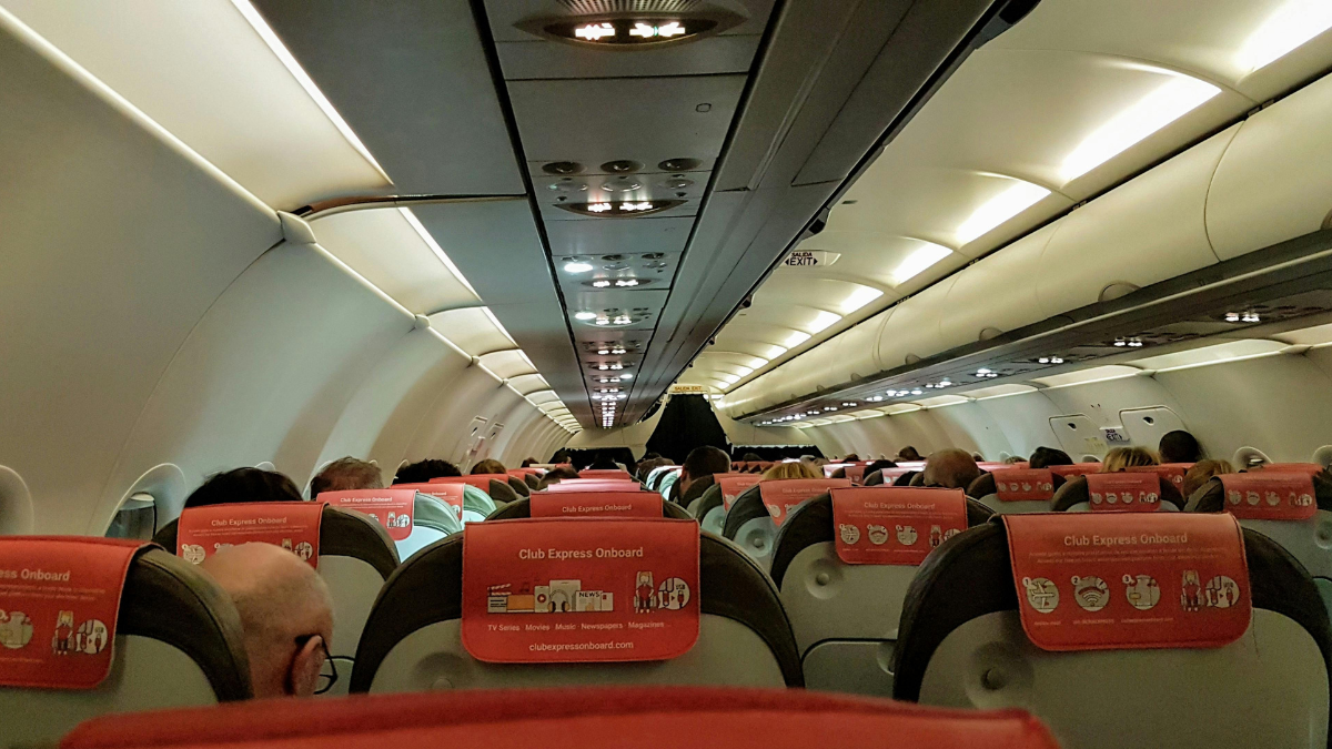 Passageiros citaram incômodo com poltronas reclináveis em testes da companhia