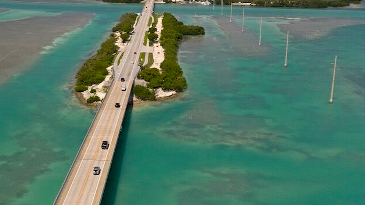 É exatamente isso que a Overseas Highway, na Flórida, proporciona aos motoristas que se aventuram por seus impressionantes 182 quilômetros sobre as águas do oceano.