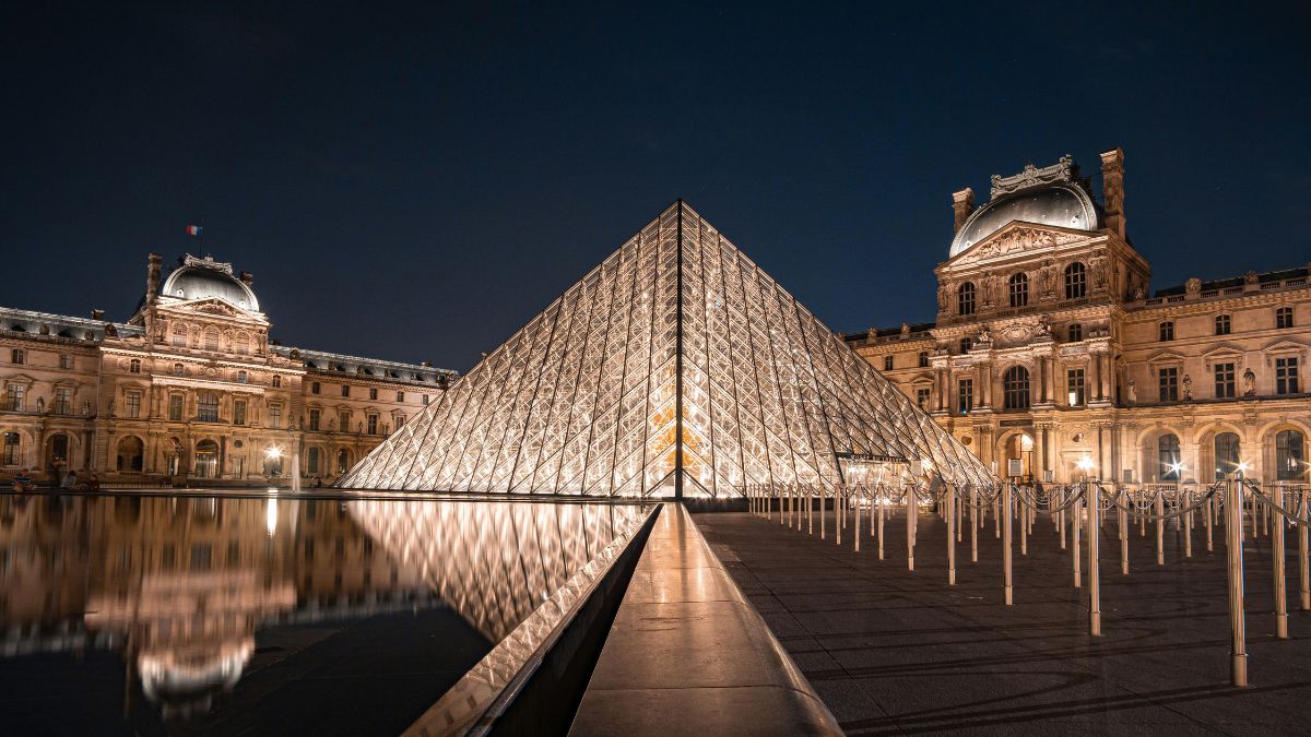 Os criminosos se disfarçaram de funcionários do Louvre usando coletes amarelos