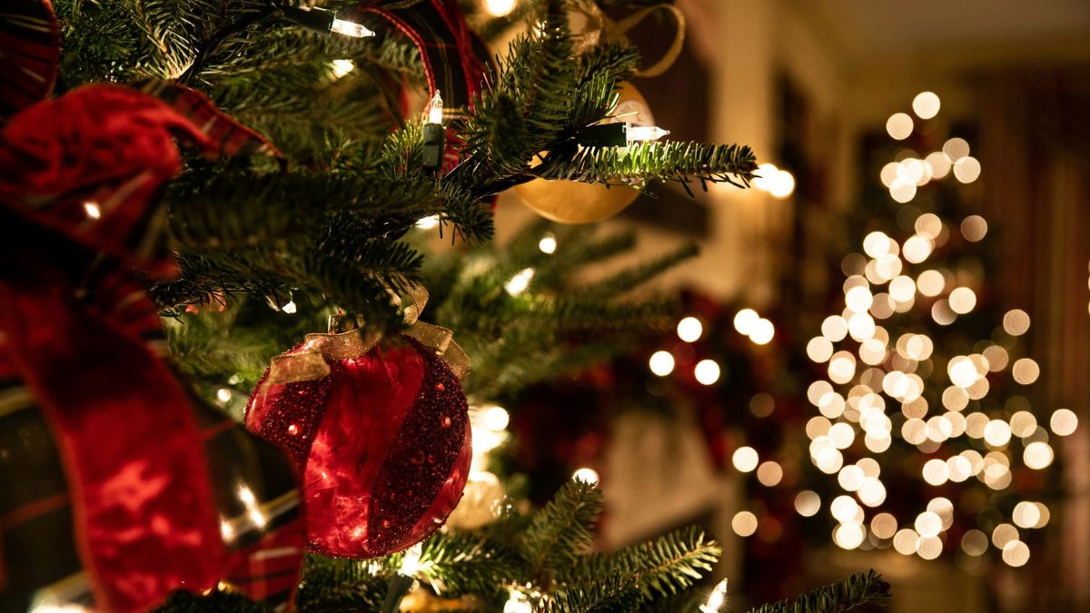 Minimalismo e criatividade como as guirlandas mantêm o espírito natalino sem ocupar muito lugar