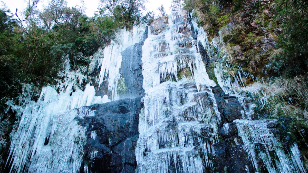 A mais de 1.335 metros de altitude, no coração da Serra Catarinense, está Urupema, uma das cidades mais encantadoras e frias do Brasil