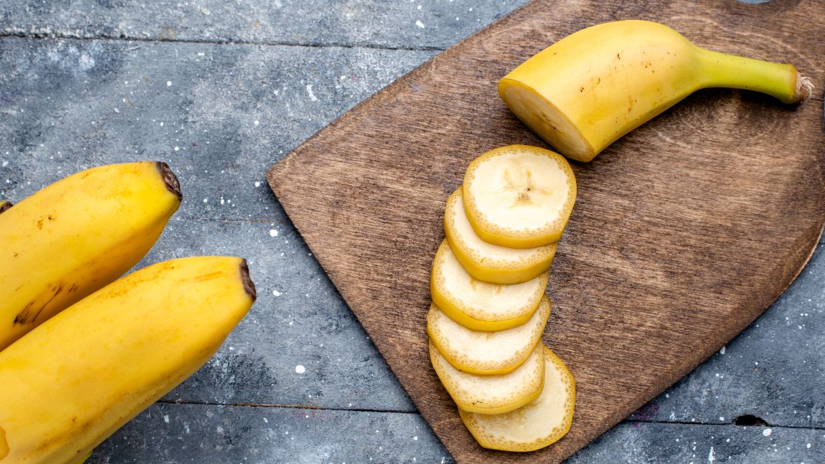 Ricos em potássio, alimentos como folhas, raízes e frutas tropicais ajudam a fortalecer músculos, ossos e o coração e muitos deles superam a banana na quantidade do mineral.