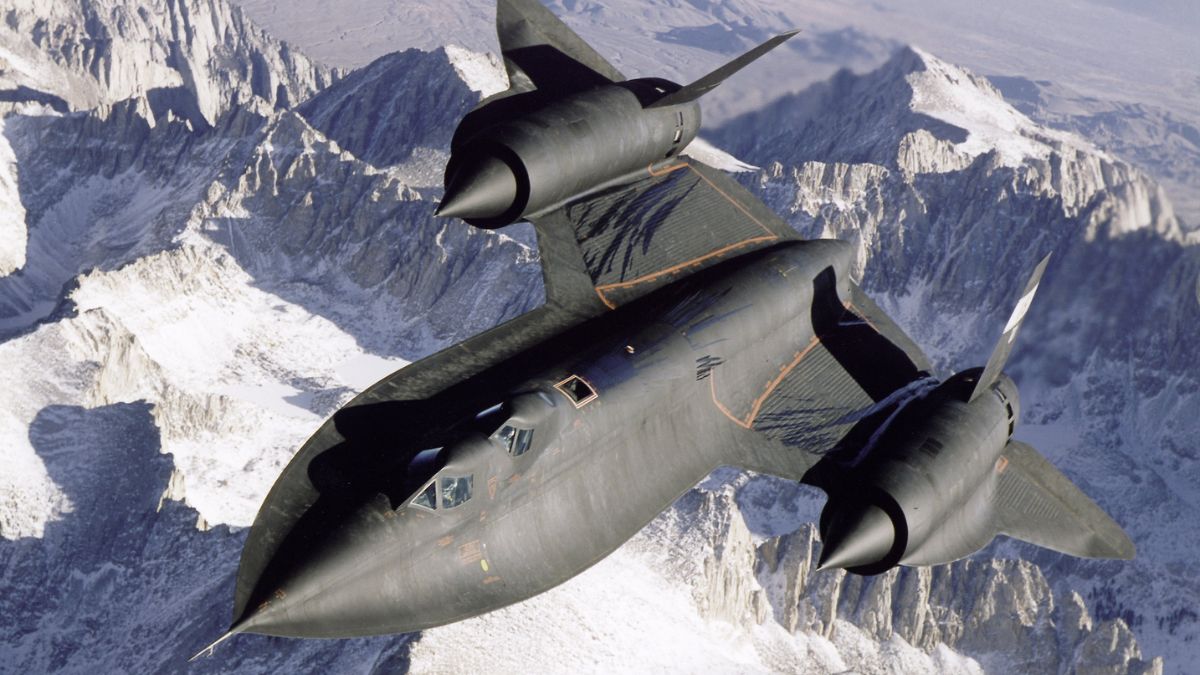 Com design futurista e pintura preta característica, o SR-71 Blackbird podia voar a mais de 3.500 km/h e a 25 mil metros de altitude um feito inigualável na história da aviação