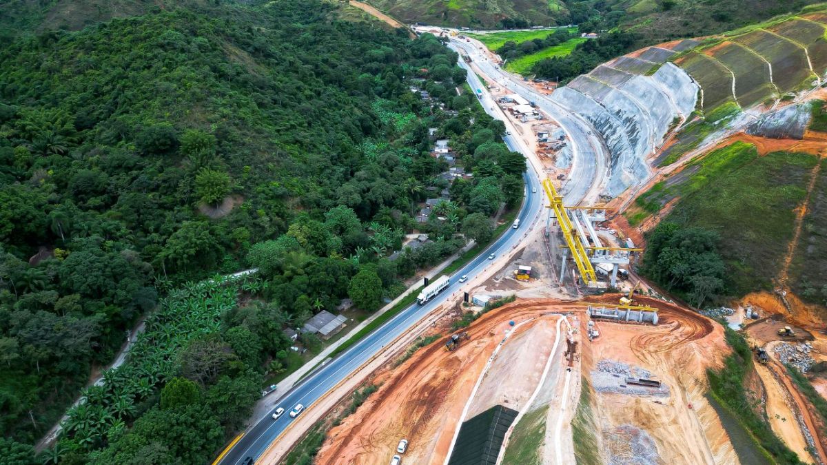 Obras de duplicação avançam em meio às montanhas, abrindo caminho para uma nova era de segurança e desenvolvimento na região