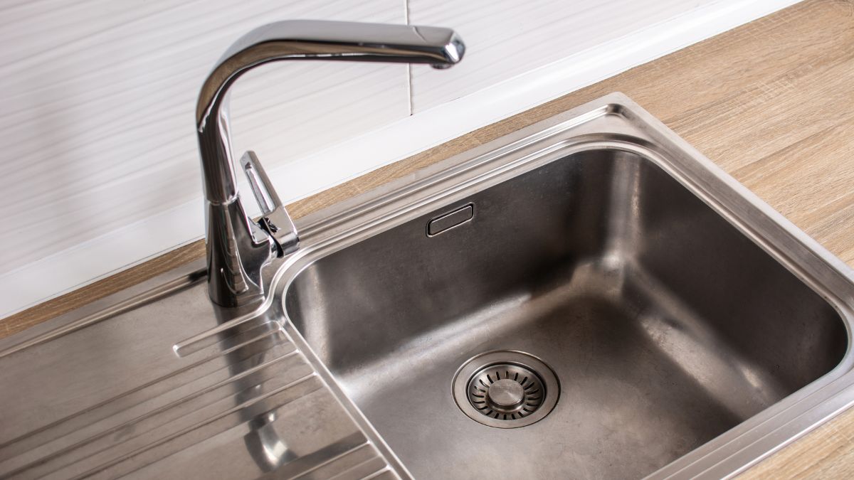 Truques simples com ingredientes de cozinha ajudam a desentupir e desinfetar os ralos sem precisar de produtos químicos agressivos