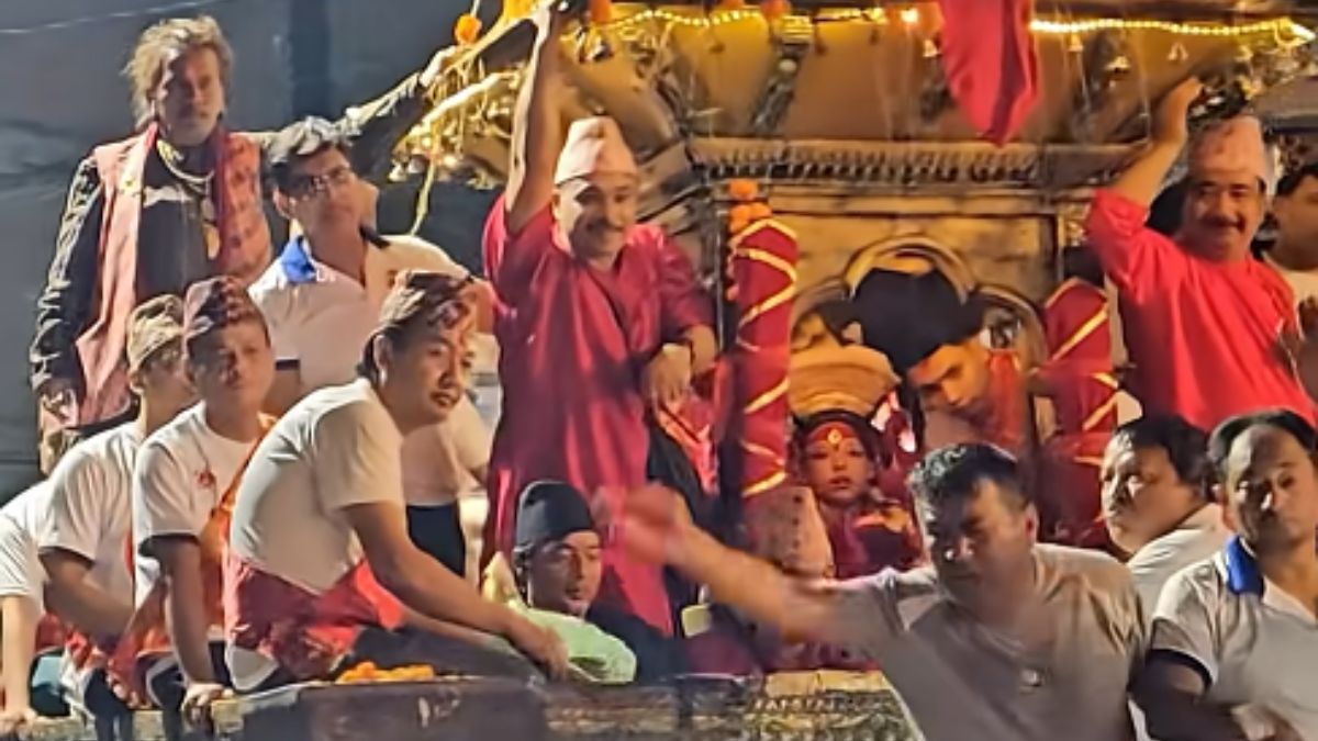 Aos 2 anos e 8 meses, Aryatara Shakya é carregada até o palácio-templo de Katmandu para ser entronizada como a nova Kumari, a "deusa viva" do Nepal