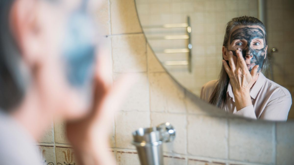 Pequenos hábitos do dia a dia podem acelerar o envelhecimento da pele, e muitos deles passam despercebidos na rotina
