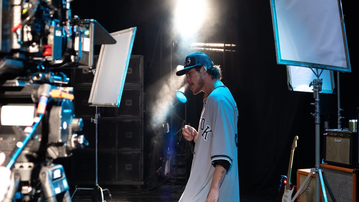 José Loreto interpreta o músico Chorão em 'Chorão: Só os Loucos Sabem'