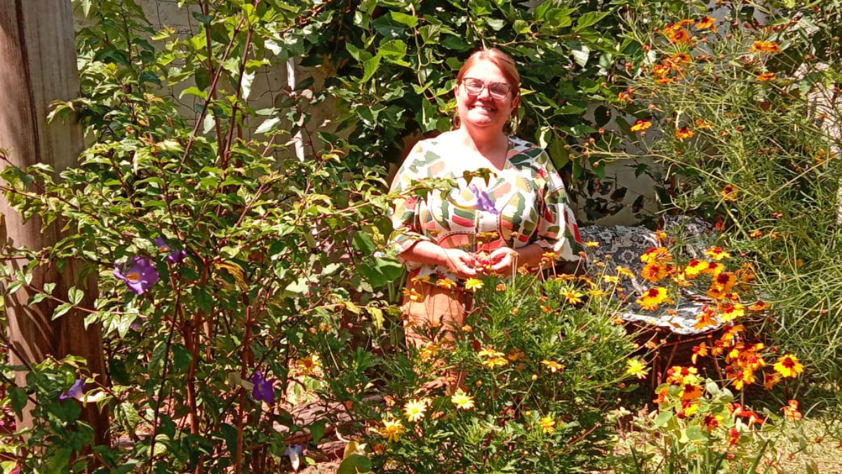 Karem cultiva várias espécies de plantas alimentícias e promove oficinas na região