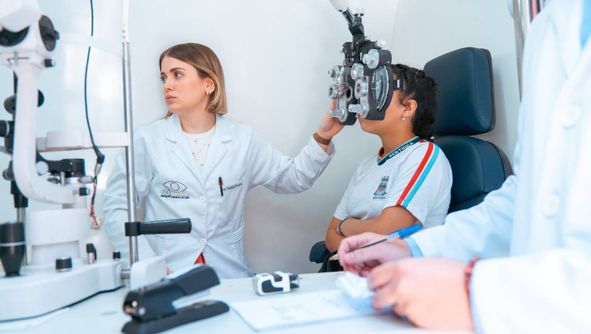 Após a triagem de cerca de 3 mil alunos, realizada com o teste de Snellen, aproximadamente 300 estudantes foram encaminhados para consultas