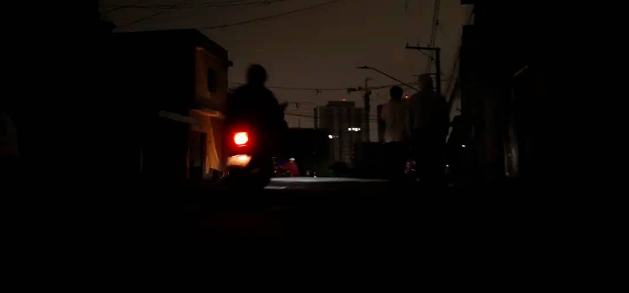 Bairro fica sem luz durante apagão da madrugada