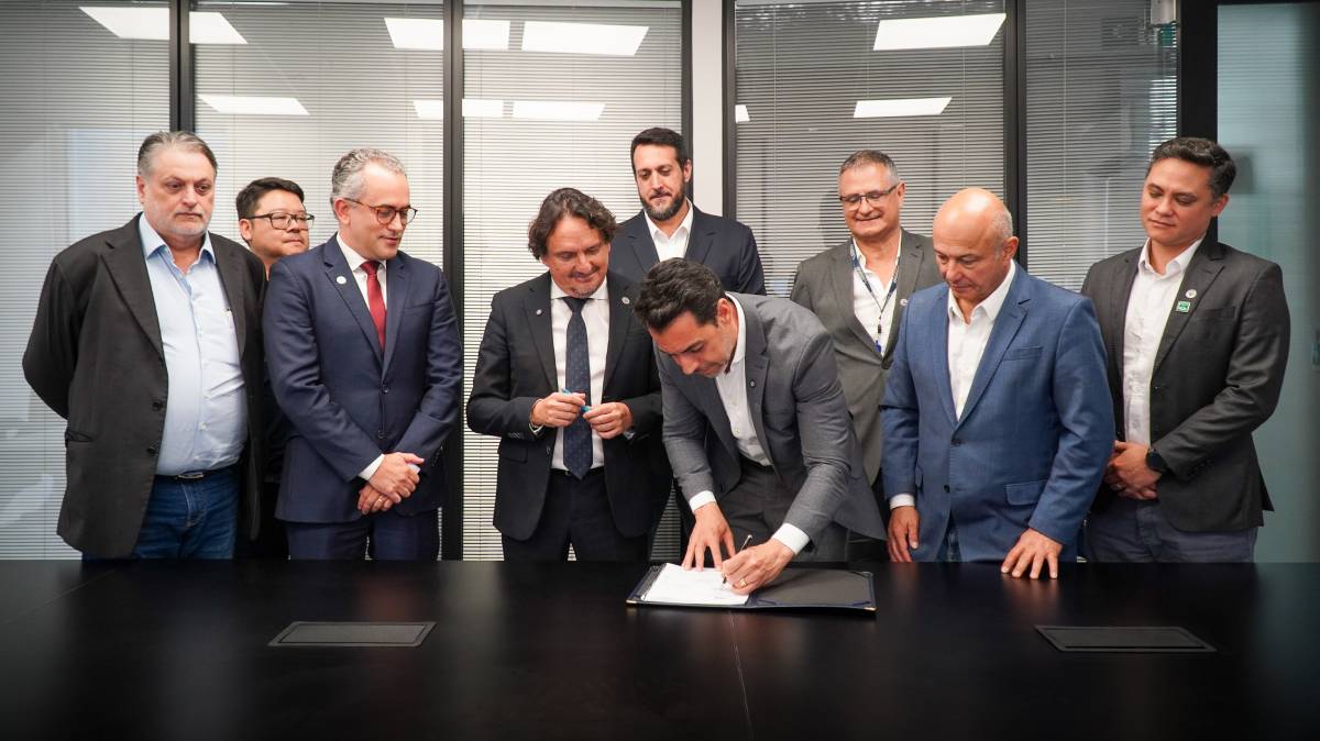 Nesta terça-feira (14), a Autoridade Portuária de Santos (APS) assinou um contrato com a Fundação Valenciaport para a elaboração do Plano de Descarbonização