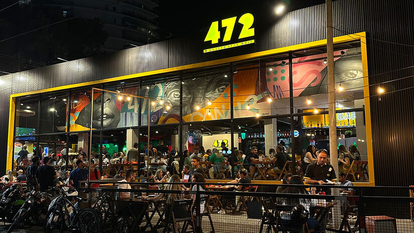 O nome escolhido, "472", remete tanto ao número do imóvel quanto à soma dos algarismos, que resulta em 13, o código DDD da Baixada Santista.