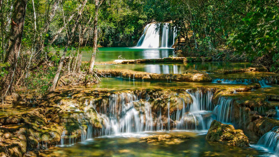 Suas formações rochosas milenares e o lago de coloração azul intensa encantam visitantes e fotógrafos do mundo inteiro