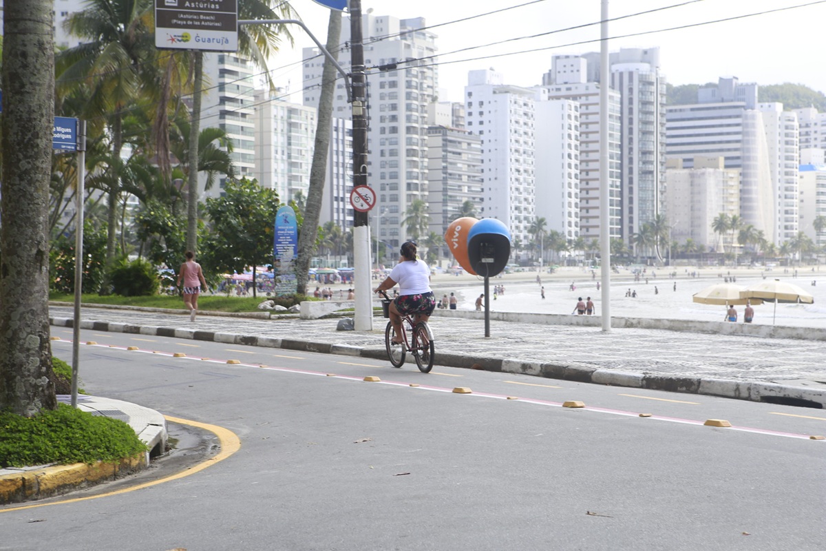 Bicicletas não podem circular nas praias e calçadas no Guarujá