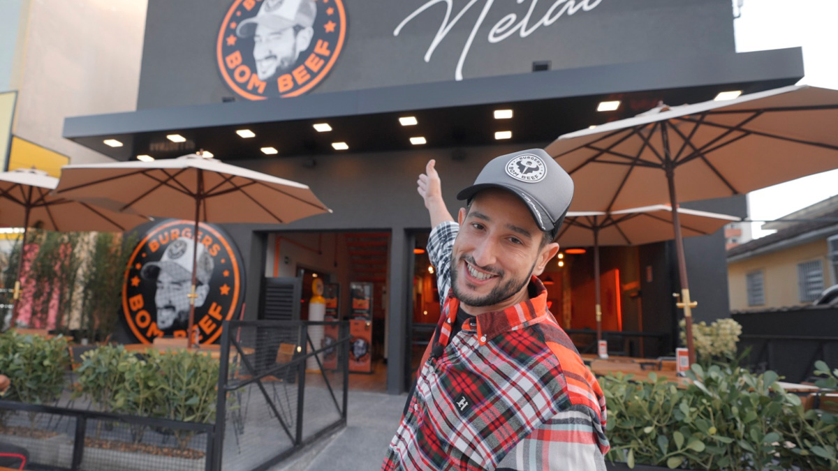A rede Bom Beef Burgers comemora nesta quarta-feira (30), a partir das 19 horas, o aniversário de cinco anos com uma festa aberta ao público na unidade de Santos