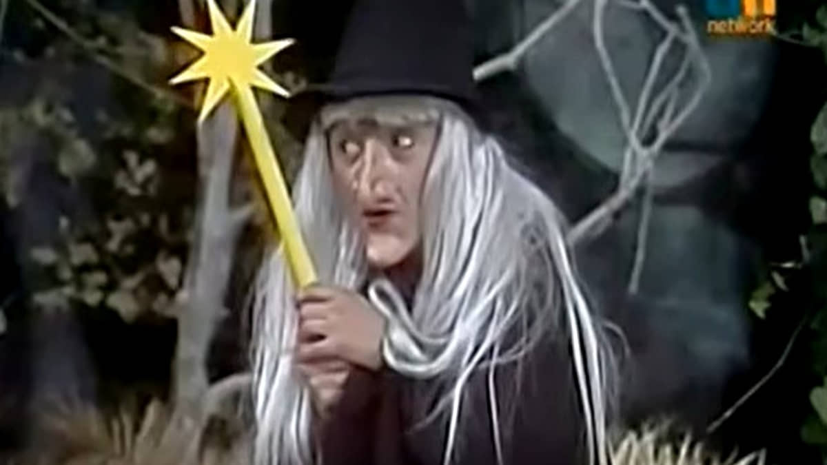 A bruxa Baratuxa segurando sua varinha mágica em episódio de Chapolin Colorado