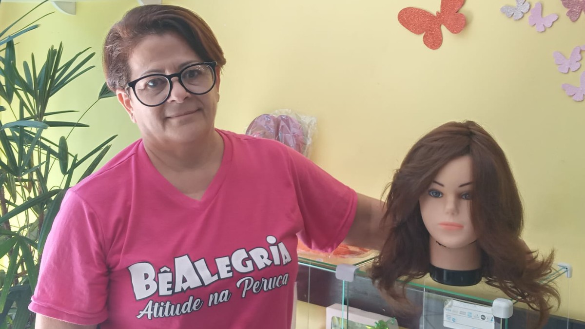 As perucas são feitas com fios de cabelos naturais e de vários modelos e tamanhos