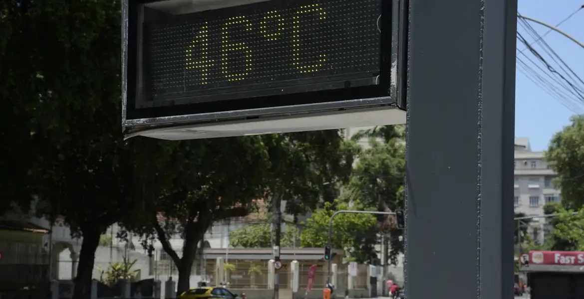 Termômetro marca 46&ordm; C em um começo de tarde de verão no RJ