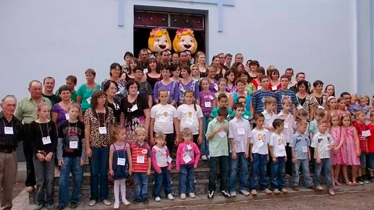 No interior do Rio Grande do Sul, uma pequena cidade chama atenção do mundo todo por um fenômeno raro: a alta concentração de nascimentos de gêmeos.