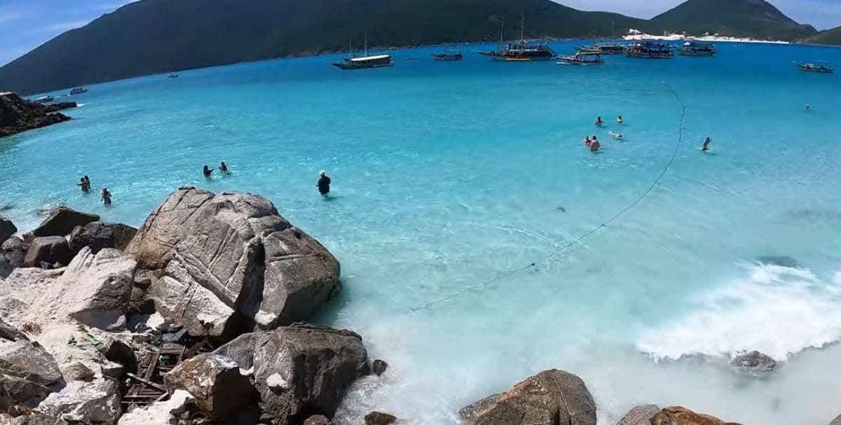 Localizada na Ilha do Farol, dentro de uma área de proteção ambiental, a praia é acessível apenas por embarcações autorizadas pela Marinha