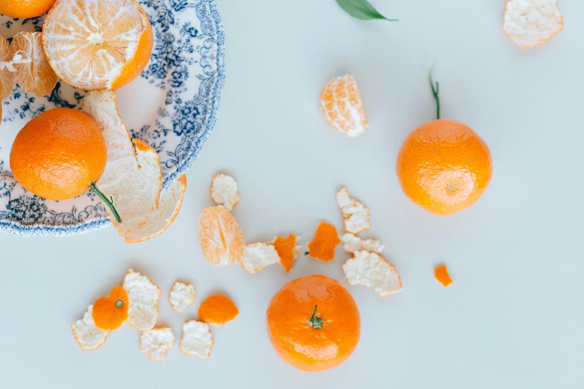 Para confundir e afastar as formigas, é possível usar as cascas de laranja de várias maneiras