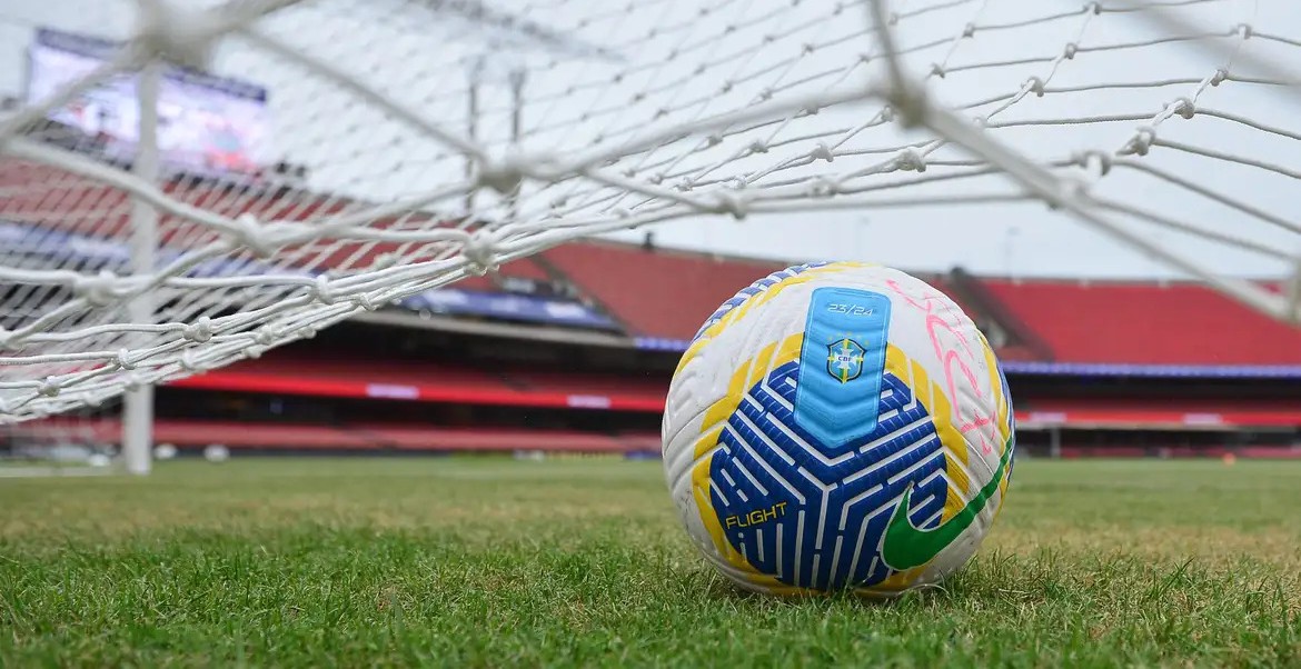 Bola dentro do gol no gramado do Morumbi, em SP