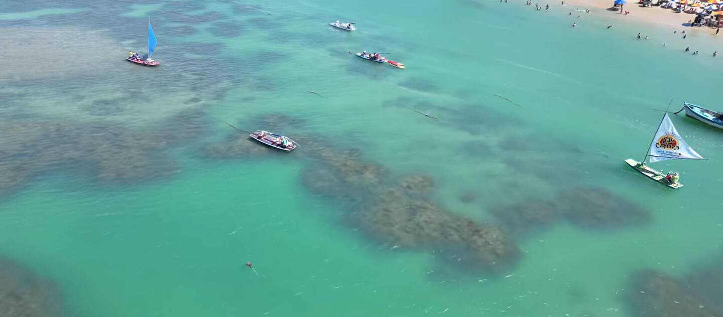 Localizada no município de Ipojuca, a cerca de 60 quilômetros de Recife, Porto de Galinhas é um dos destinos mais procurados do litoral pernambucano e pode ser acessada de diferentes formas