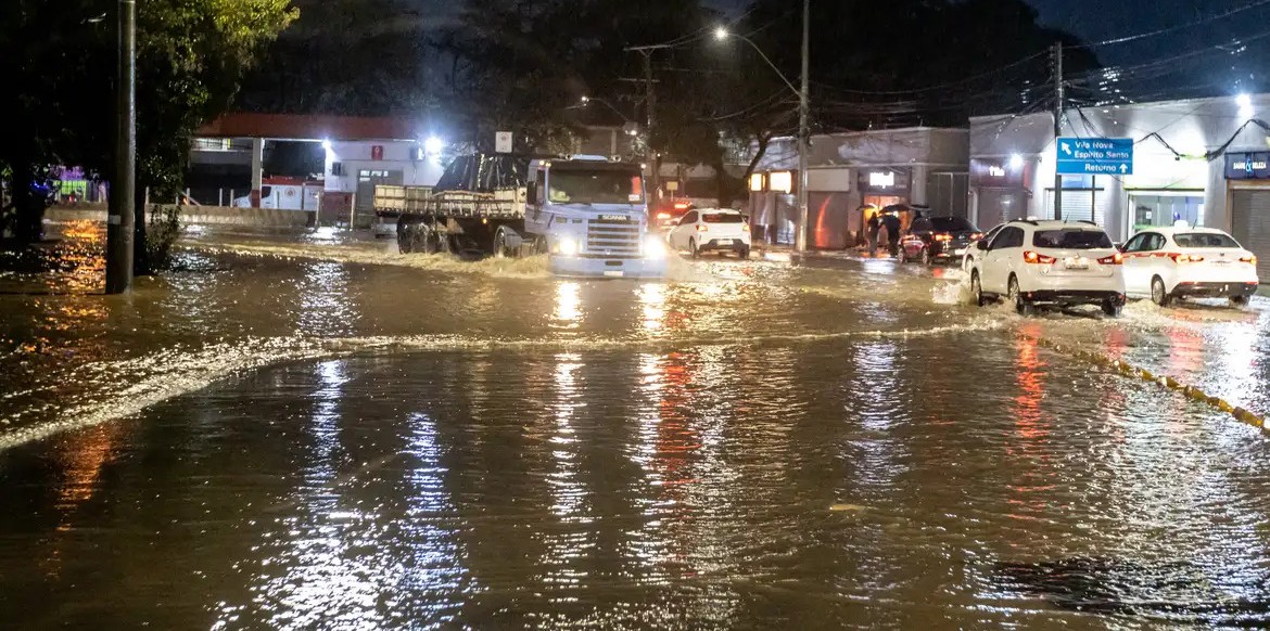 Rua alagada gerando transtorno a motoristas e moradores