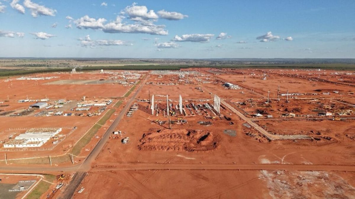 A fábrica foi posicionada estrategicamente perto de 400 mil hectares de plantações de eucalipto