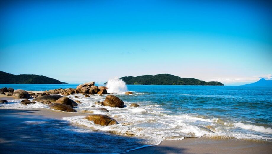 A Praia de Mococa está situada na região norte de Caraguatatuba, no caminho para Ubatuba