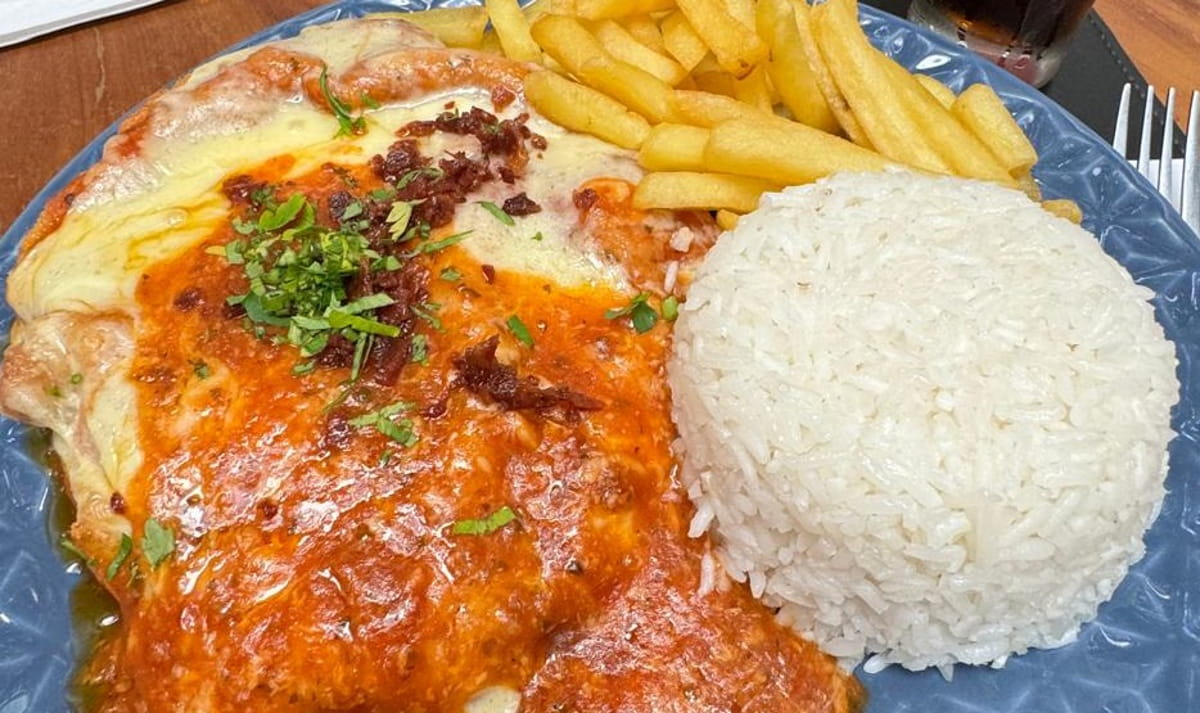 Tradicionalmente servido com arroz branco, batatas fritas ou purê, o prato se consolidou como um símbolo da cozinha caseira e dos restaurantes populares brasileiros