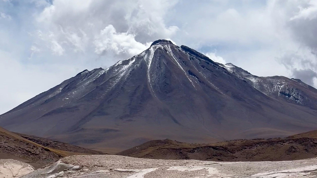 Com 6.893 metros de altitude, o Ojos del Salado é oficialmente o vulcão mais alto do mundo, e uma das formações geográficas mais impressionantes da América do Sul.