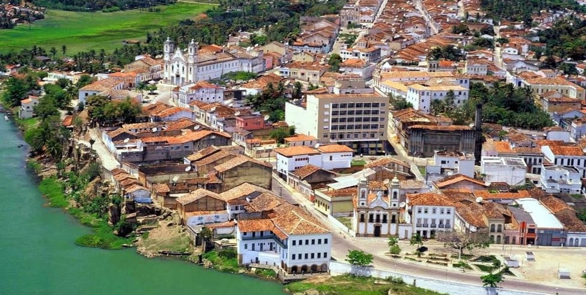 As ruas de paralelepípedos e as fachadas coloniais de Penedo convidam a uma viagem no tempo