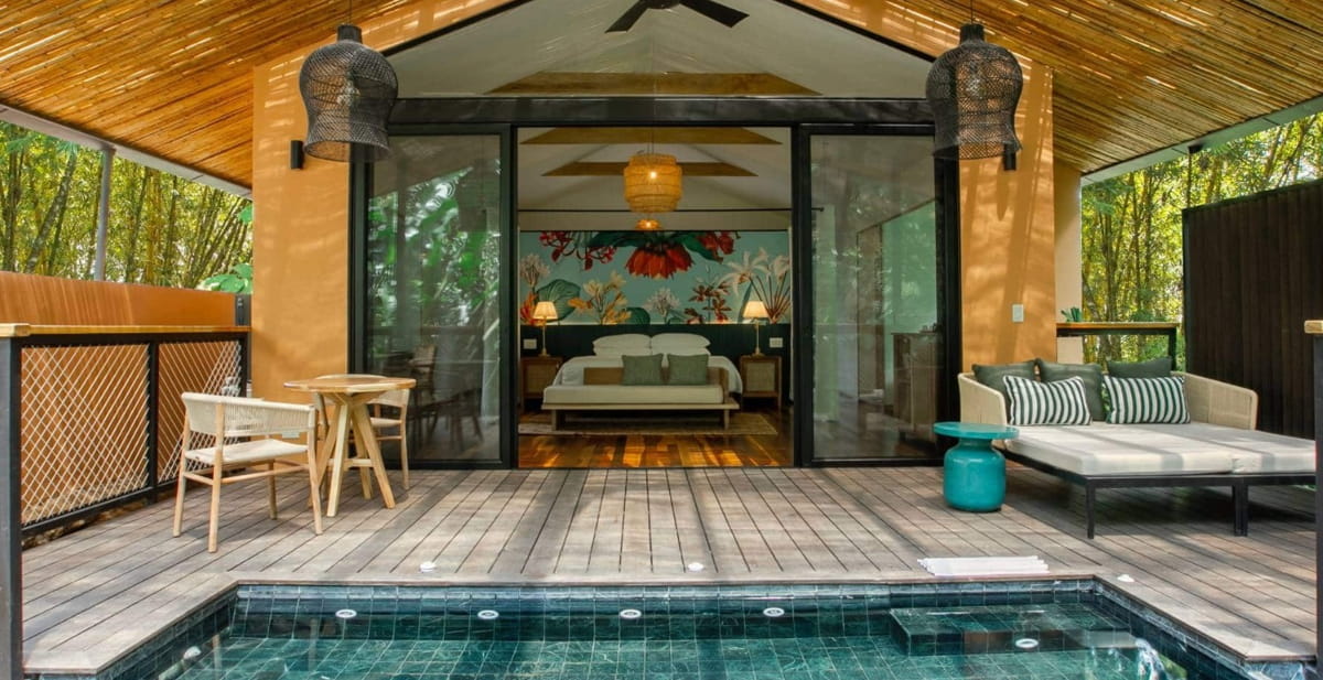 Eleito o melhor da região, o resort Nayara Gardens está imerso na floresta tropical e oferece piscinas privativas, trilhas panorâmicas, degustações de café e spa com águas termais