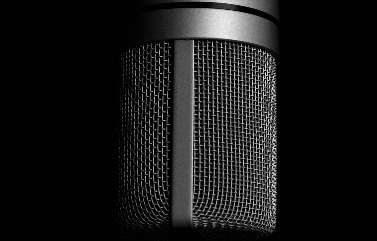 Ele é responsável por dar voz a dicas, piadas e histórias inusitadas no mundo digital