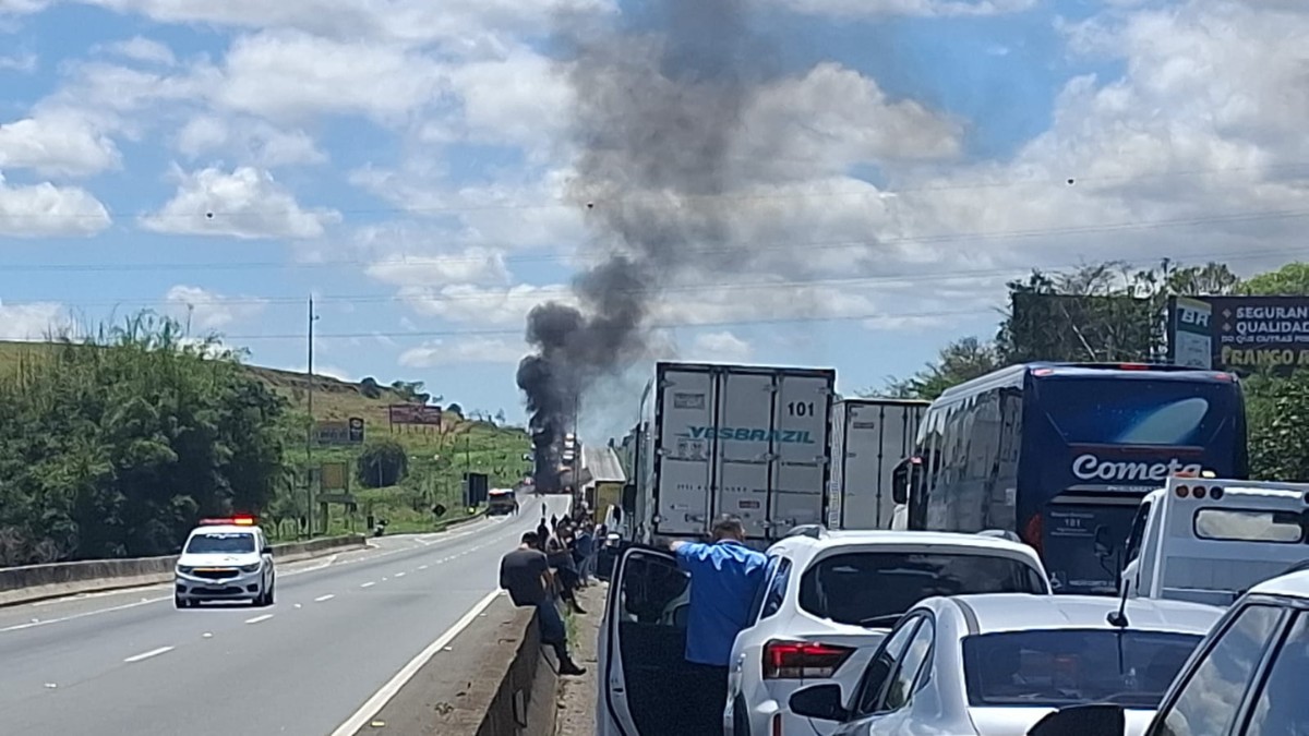 Acidente entre caminhões deixa um ferido e bloqueia Dutra em São Paulo