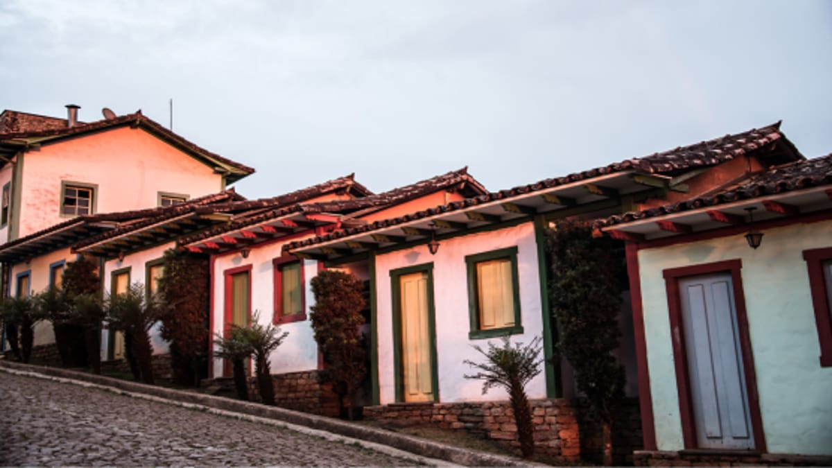 O municipio é conhecido por suas casas coloridas e arquitetura que mantém o estilo clássico