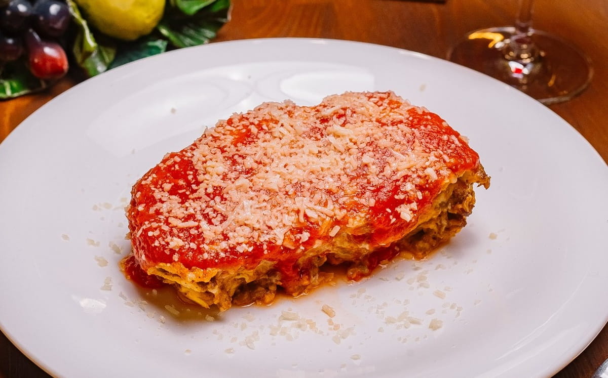 O bife à parmegiana, ícone das cantinas brasileiras, não é encontrado na Itália