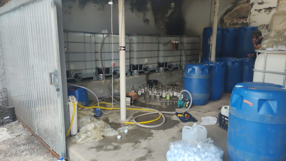 No imóvel, os agentes encontraram grande quantidade de materiais e equipamentos usados no processo de falsificação