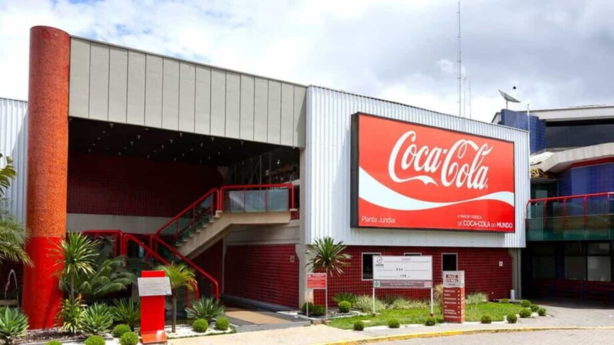 Uma das maiores fábricas de Coca-Cola no mundo fica no interior de São Paulo
