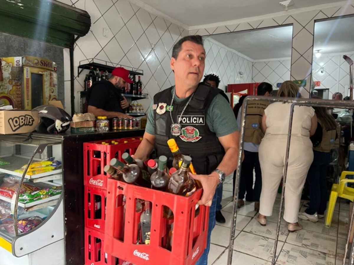 Operação em um comércio da Vila Esperança apreendeu 145 garrafas de bebidas destiladas sem nota fiscal